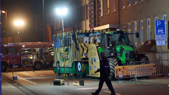 Fußgänger unter Karnevalswagen geraten