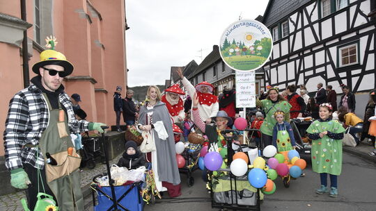 Rheinbreitbach. Als Blumenwiese, Bienen und Fliegenpilze haben sich die Teilnehmer aus der Kindertagesstätte St. Maria Magdalena Umzug Rheinbreitbach 1