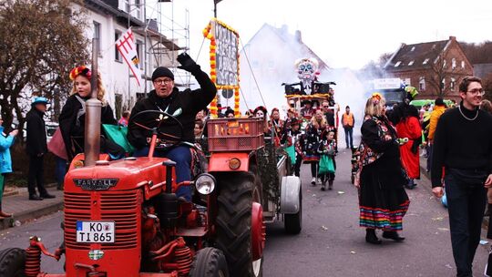 mann-auf-traktor