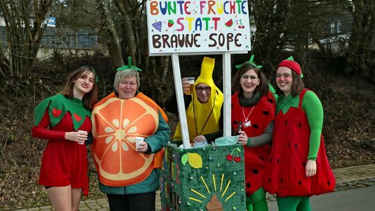 Auch die Theaterfreunde sind mit einer großen Gruppe „on Tour“ und sorgen für Stimmung im Barweiler. Karnevalsumzug Barweiler
