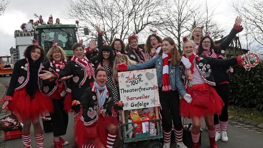Auch die Theaterfreunde sind mit einer großen Gruppe „on Tour“ und sorgen für Stimmung im Barweiler. bm8w3226-kopie