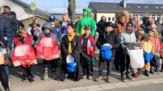 00-dinos-der-zug-kommt-tuten-auf-in-rheinbollen