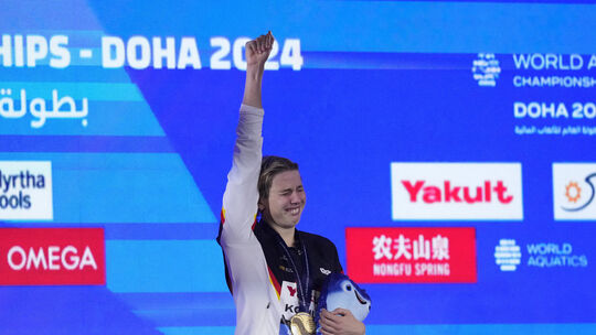 12.02.2024, Katar, Doha: Schwimmen: Weltmeisterschaft, 100 m Schmetterling, Frauen, Finale: Angelina Köhler aus Deutschland jube Schwimm-WM in Katar