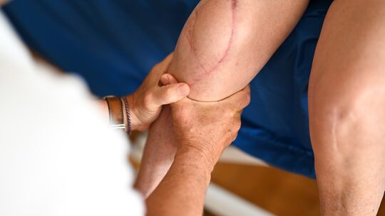Physiotherapeut bei der Arbeit