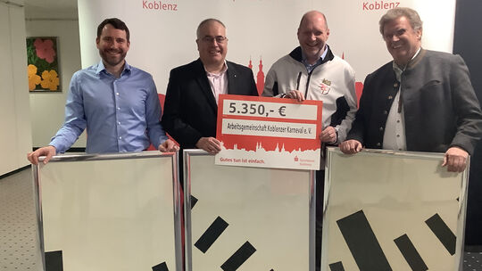sparkasse-koblenz_ubergabe-ziffernblatter-und-spendenscheck