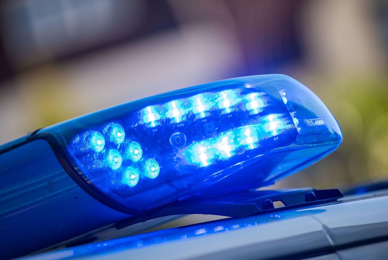 Zusammenstoß beim Abbiegen: Mercedes- und Golf-Fahrer bei Unfall auf B8 in Birnbach verletzt