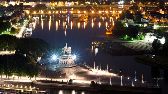 Deutsches Eck bei Nacht.