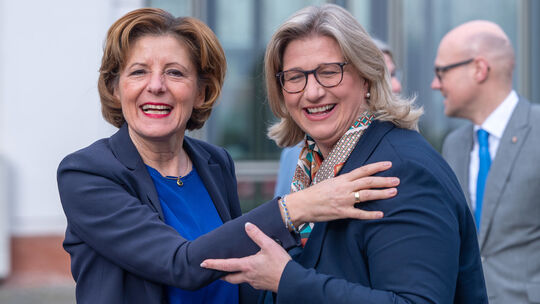 Saar-Regierungschefin Rehlinger (r.), Mainzer Amtskollegin Dreyer
