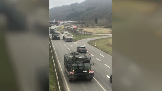 Ein großer Militärkonvoi ist am Freitag durch das Nahetal gerollt, was zu Verkehrsbehinderungen und großer Aufmerksamkeit führte img_6646 - 1