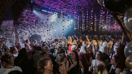 In Mamas Dance Club konnten sich die Frauen so richtig wohlfühlen. Ob aufgebrezelt oder ganz normal in Zivil. Fotos: Sebastian v barbarossakeller-mamas-dance-club-192-1