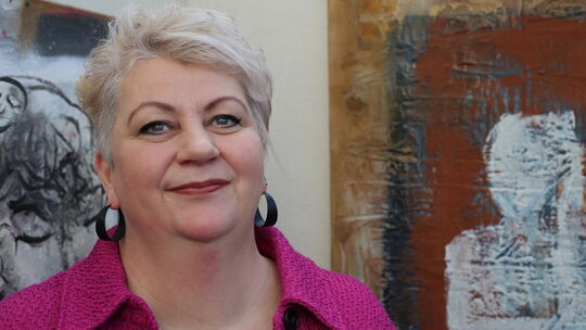 Annelie Döpp vor ihrem Werk "Isolation" - Eröffnung der Ausstellung FrauenAbTeilung von Künstlerin Annelie Döpp im Foyer der Ver
