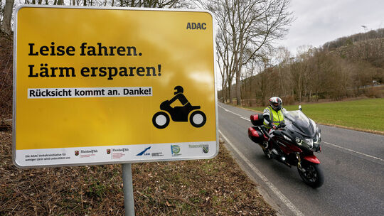 Schilder bitten Motorradfahrer um Rücksicht