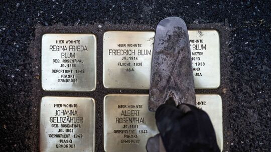 Verlegung von Stolpersteinen