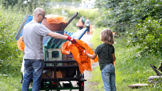 RhineCleanUp mit der Müllsammel-Initiative Krake