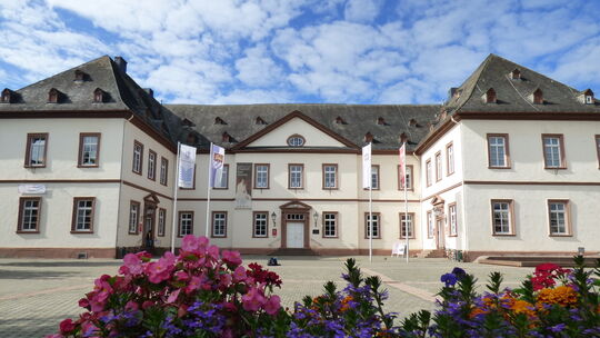 schloss-mit-blumenkubel-2