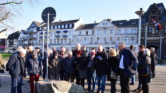 am-ernst-loeb-platz-wurde-eine-gedenktafel-fur-den-bedeutenden-andernacher-angebracht