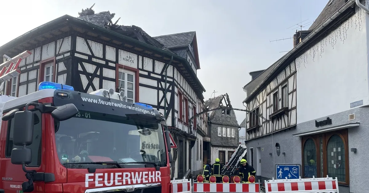 Monheim: Nachlöscharbeiten Nach Großbrand – Feuerwehreinsatz In Verpackungsfabrik Geht Weiter! - s4cc1s8
