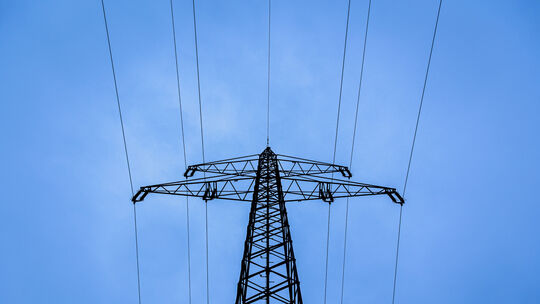 Ein Strommast steht am frühen Morgen in der Region Hannover. Im vergangenen Jahr lag die durchschnittliche Nichtverfügbarkeit vo Energieknappheit