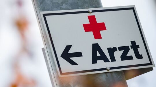 Schild mit Aufschrift «Arzt»