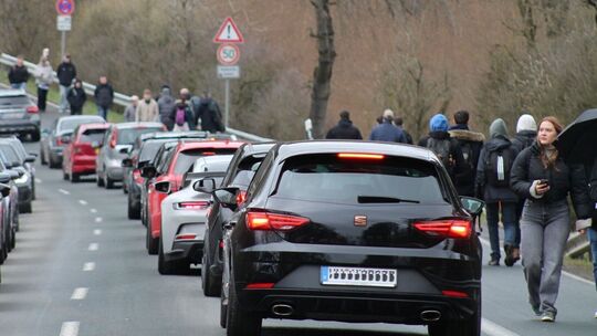 Der große Besucheransturm sorgt auf den Straßen rund um den Nürburg für lange Staus. Viele Besucher haben den erst besten Parkpl