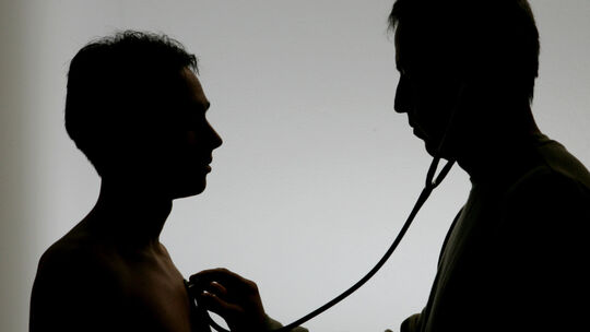 Arzt untersucht Patienten