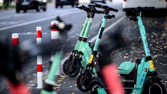 Weiter viele E-Scooter im Weg - Parkflächen helfen