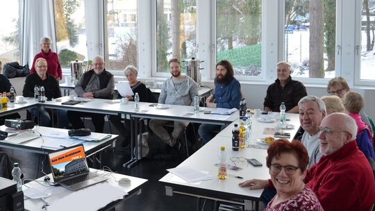 mitglieder-bei-der-listenaufstellung-presse