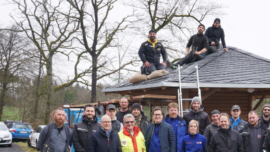 pi-119-2024-dachdeckerfachschule-deckt-dach-der-inklusionshutte