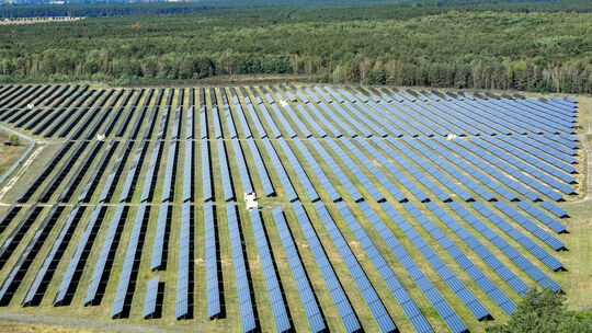 Solarfeld am Flugplatz Welzow im Lausitzer Seenland