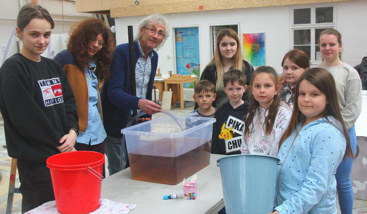 In der Jugendkunstschule Altenkirchen: Wunderwelt des Wassers mit allen Sinnen erforscht