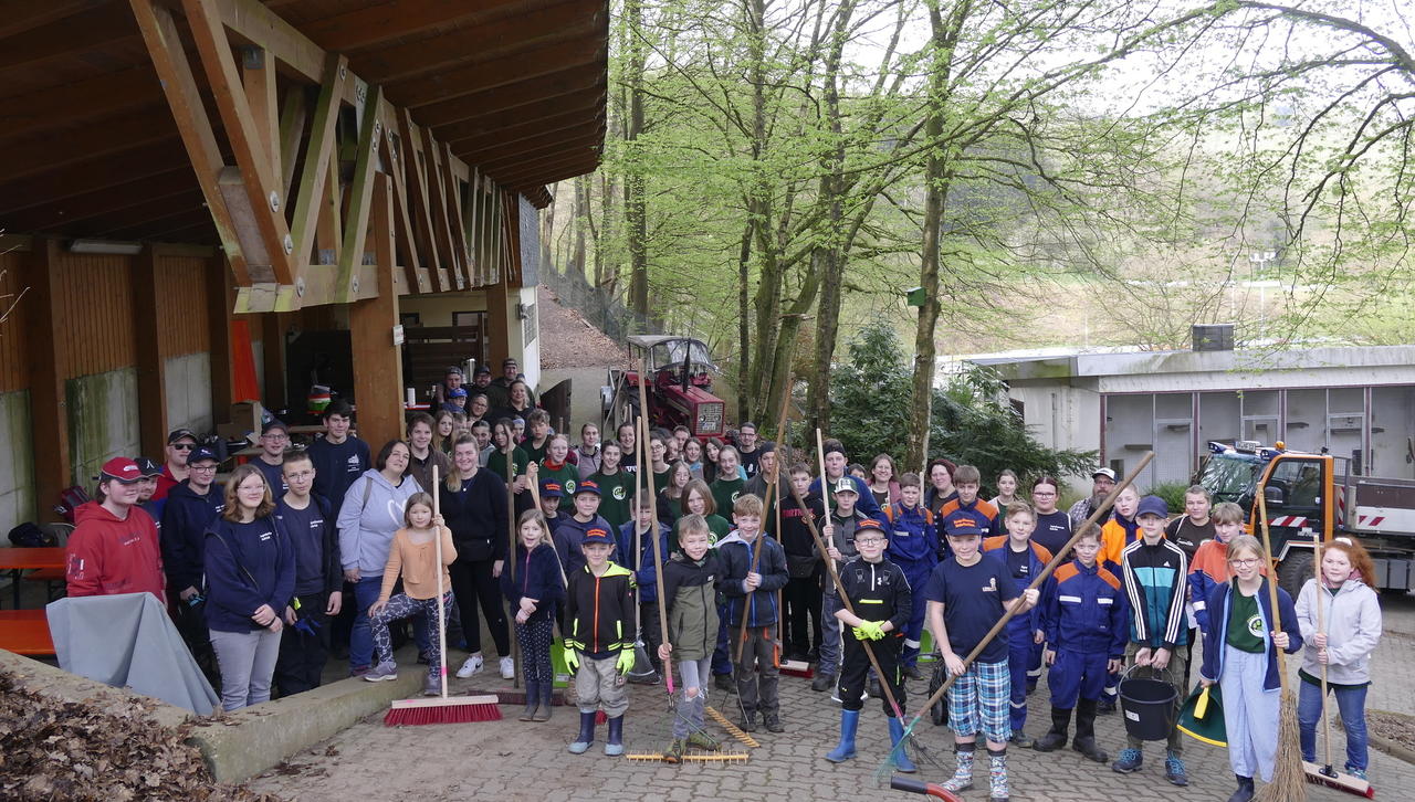 Frühjahrsputz im Tierpark Niederfischbach: Ehrenamtliches Arbeiten von Kindern und Jugendlichen