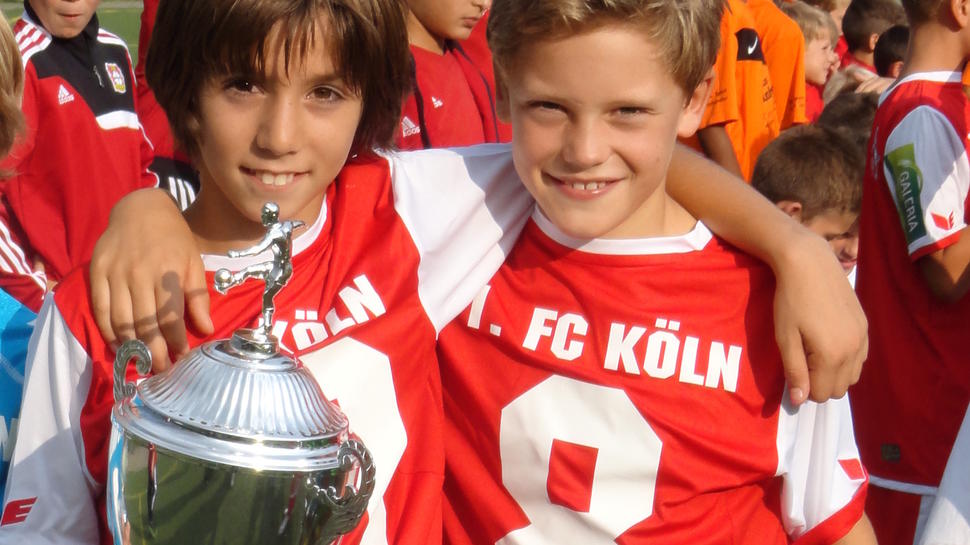 Fußballnationalspieler Florian Wirtz (rechts) freute sich 2013 beim Löfer Jugendturnier als Spieler des 1. FC Köln über den Turniersieg und den damit verbundenen Pokal. Foto: SV Hatzenport-Löf/Matthias Künster