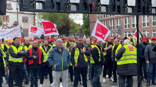 Busfahrer demonstrieren vor dem Landtag