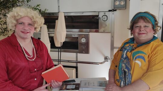 Zurück aus „Matschorää“ freuen sich Rita (Stephan Bleidt) und Rosi (Mario Fergen) erneut auf sieben Abende mit literaturinteress