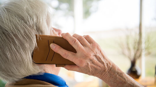 Seniorin und Telefon