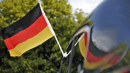 WM 2010 - Deutschlandfahne an Auto