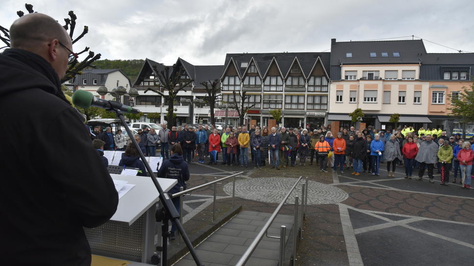 Initiator und Bürgermeister Jan Ermtraud spricht bei der Kundgebung auf dem Bad Hönninger Rathausplatz zu Hunderten Menschen.