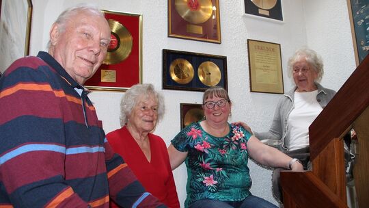 Stehen vor der Wand mit den Goldenen Schallplatten von Erich Becht: v.l. Emil und Elke Klostermann, Monika Kleesch und Margot Be