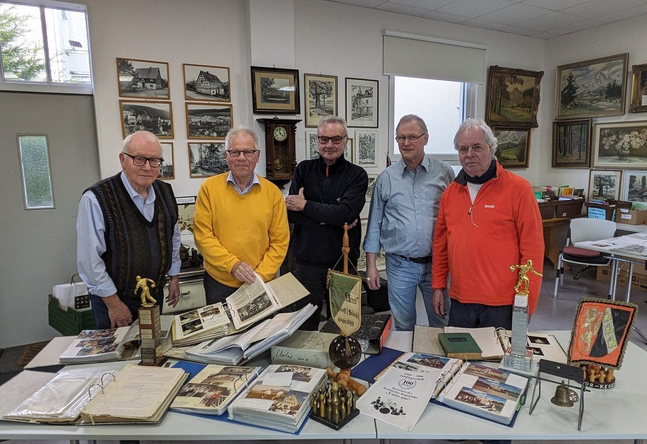 Historisches Wissen der Stadt Betzdorf: Ältester Kegelklub im Kreis übergibt Unterlagen an Geschichtsverein