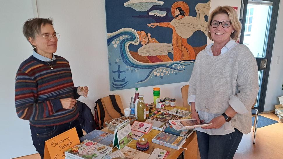 Susanne Schäfer (links) ist Ernährungsberaterin. Sie zeigte den Besuchern, wie man trotz eines durch die Pflege womöglich eng getakteten Alltags dennoch gesund kochen kann.  Foto: Sina Ternis