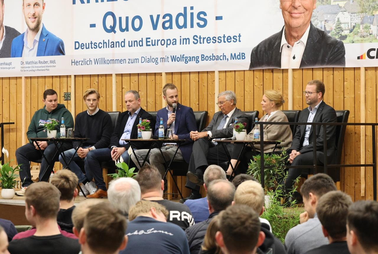 CDU blickt kritisch in die Zukunft: Politiker Wolfgang Bosbach sprach in Friesenhagen