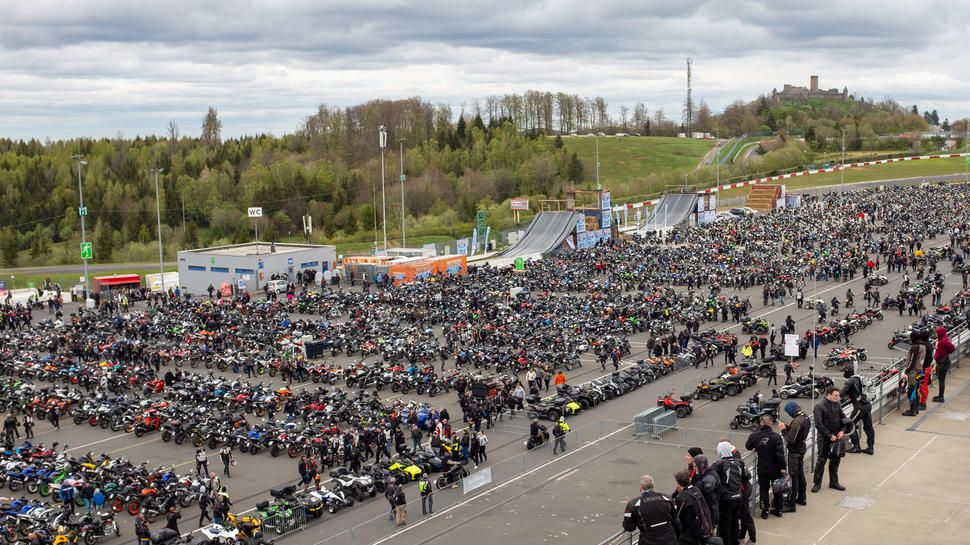 Beim traditionellen „Anlassen“ auf dem Nürburgring stimmen sich mehrere Tausend Motorradfahrer auf die neue Saison ein.