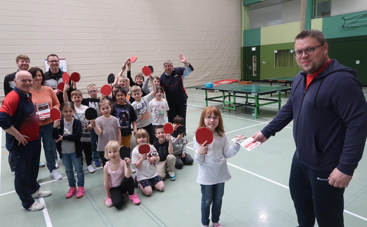 Tischtennisbällchen im Eierlöffel jongliert: VfL Kirchen gestaltet Aktionstag in Michaelgrundschule