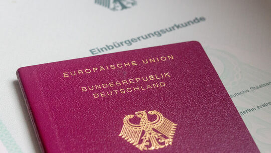Einbürgerungsurkunde und Reisepass