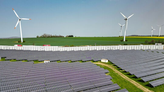 Windräder hinter Solaranlagen