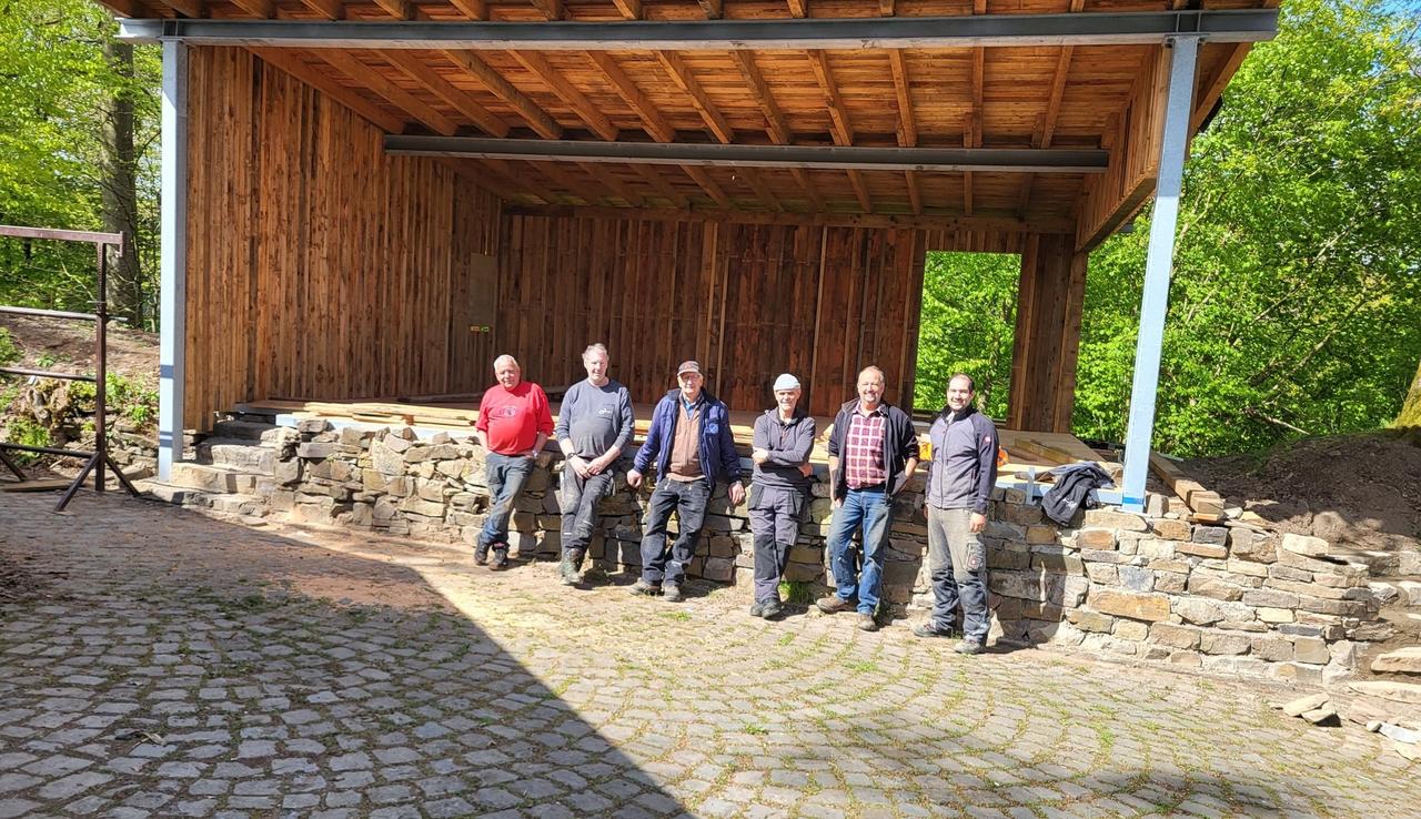 Neue Waldbühne auf dem Plateau der Burg Lahr: Arbeiten schreiten weiter voran