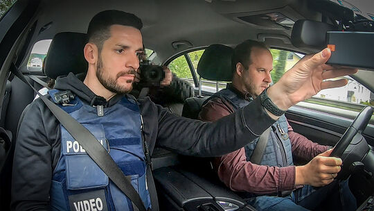 Auf Raserjagd: Tobias Jost und Stefan Sewenig sind mit einem Zivilfahrzeug auf den Straßen rund um Koblenz unterwegs, um Temposü provida_19042024_05