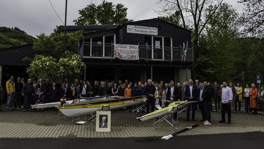 anrudern-2024-zusammen-vor-dem-bootshaus