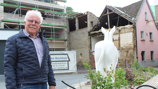 Der wiederaufgebaute Dorfplatz in Dernau ist ein Projekt, dass drei Jahre nach der Flut vorzeigbar ist. Ansonsten dauert der Wie img_4573