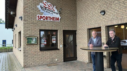 Sorgen sich um die Zukunft des Dorfgemeinschaftshauses Eichelhardt: der ehemalige Ortsbürgermeister Friedhelm Höller (links) und img_1003